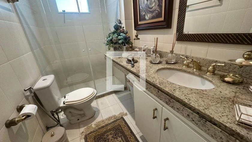 Walk-in closet in a 5-bedroom house, 250 m² — photo 14