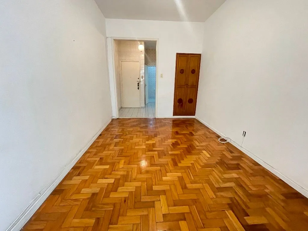 Wood or laminate floors in a 2-bedroom apartment, 75 m² — photo 20