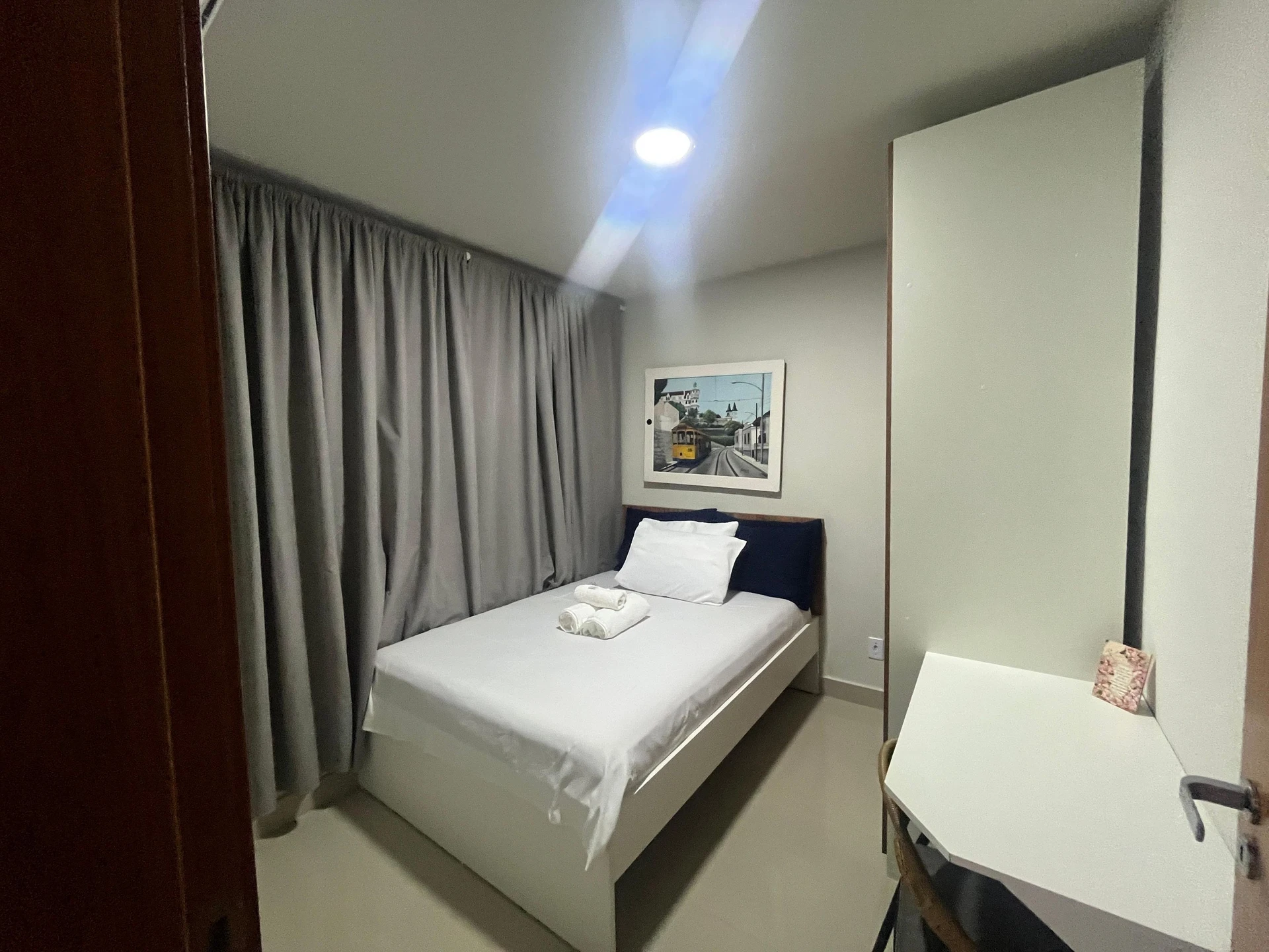 Furnished 2-bedroom apartment with built-in wardrobes — photo 10