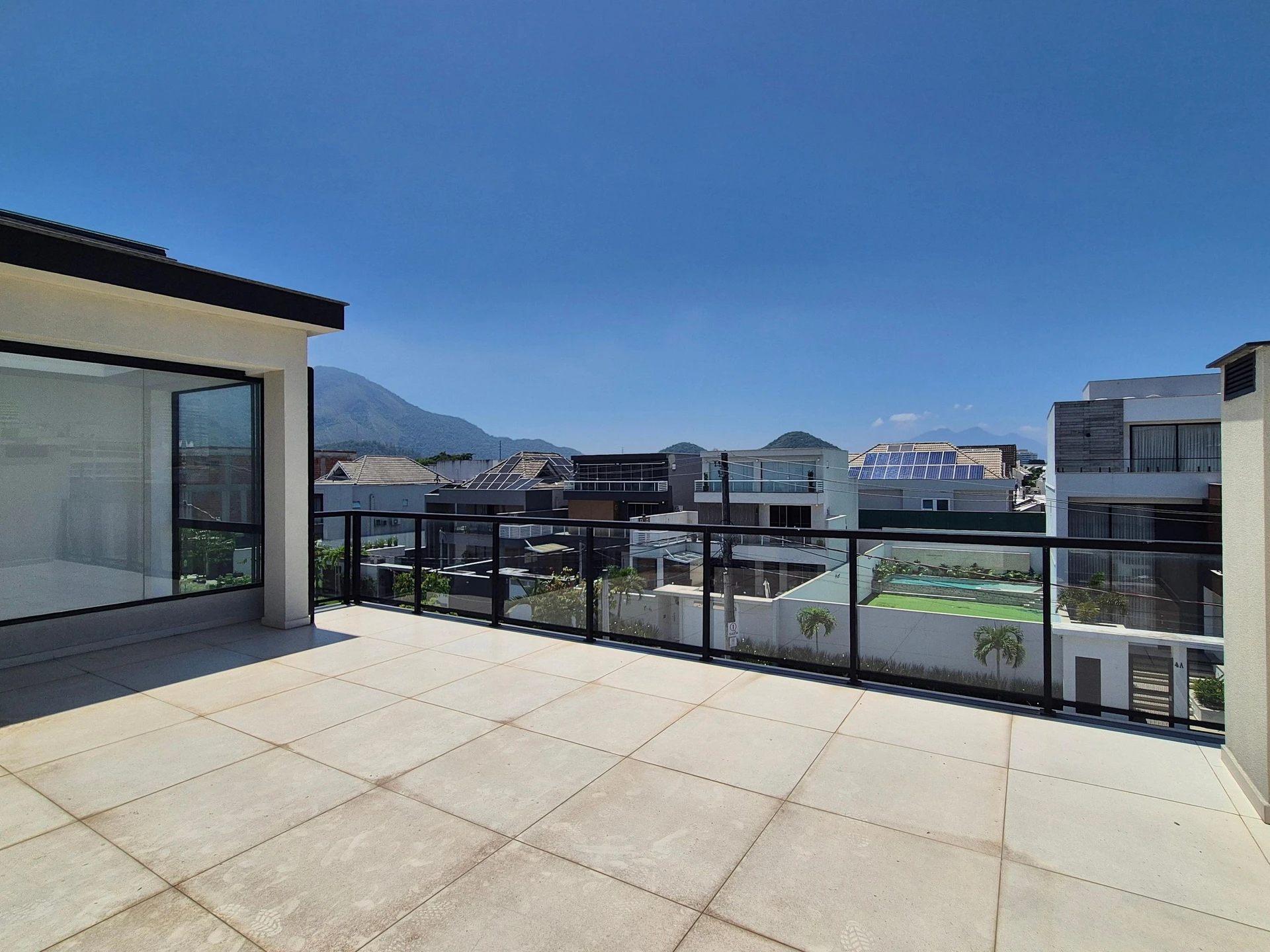 4-bedroom house with a glass-enclosed balcony — photo 17