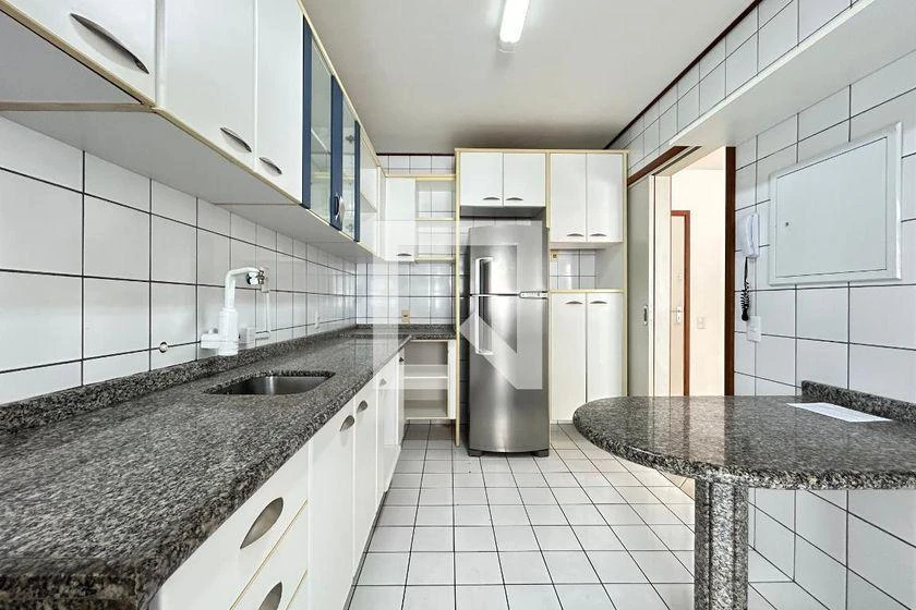 3-bedroom apartment in a building with a gym — photo 3