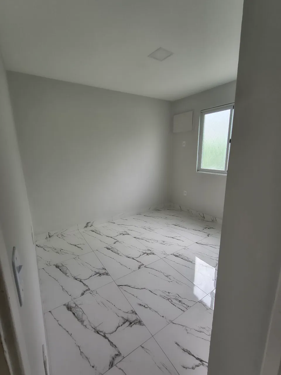 Unfurnished 1-bedroom apartment with open-plan kitchen — photo 11
