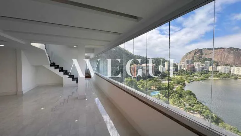 Penthouse with 4 bedrooms and open-plan gas kitchen