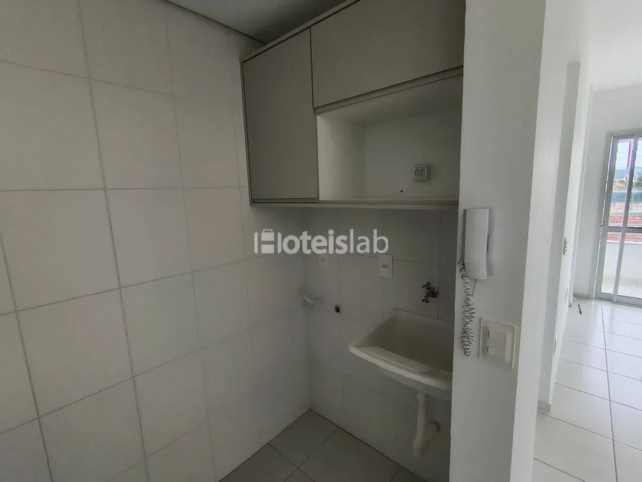 One-bedroom apartment in a building with a gym — photo 4