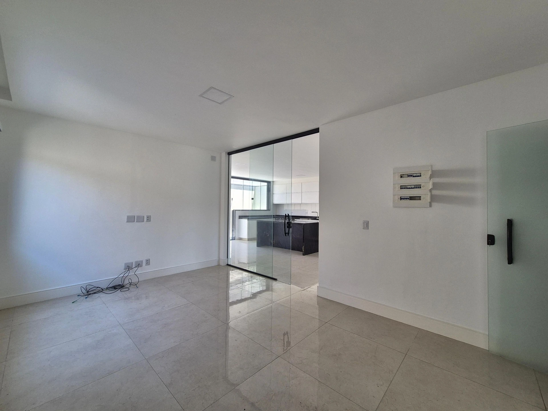 4-bedroom house with a glass-enclosed balcony — photo 51