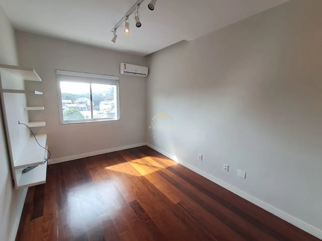 Apartamento sem mobília com 3 quartos e varanda envidraçada — photo 24