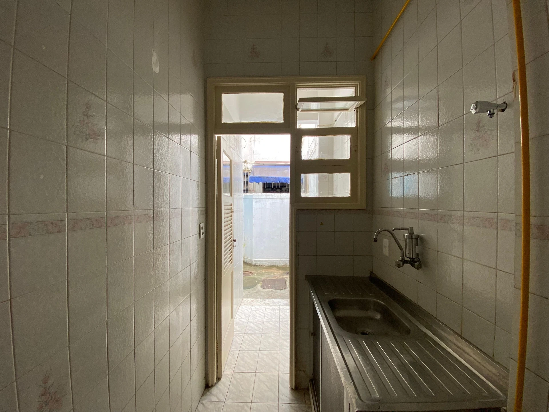 Bathtub in a one-bedroom apartment, 50 m² — photo 9