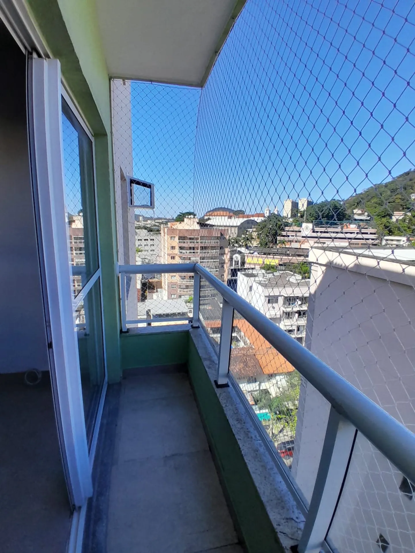 2-bedroom apartment with open-plan kitchen and balcony — photo 7
