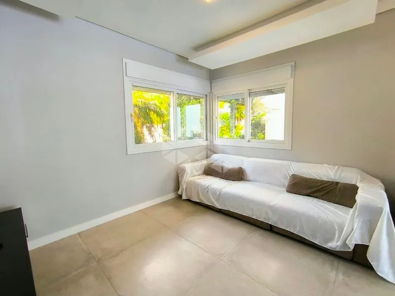 4-bedroom house with floor-to-ceiling windows — photo 4