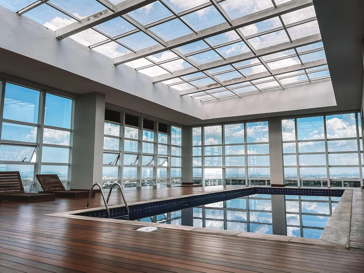 65 m² apartment with a bathtub and floor-to-ceiling windows — photo 4