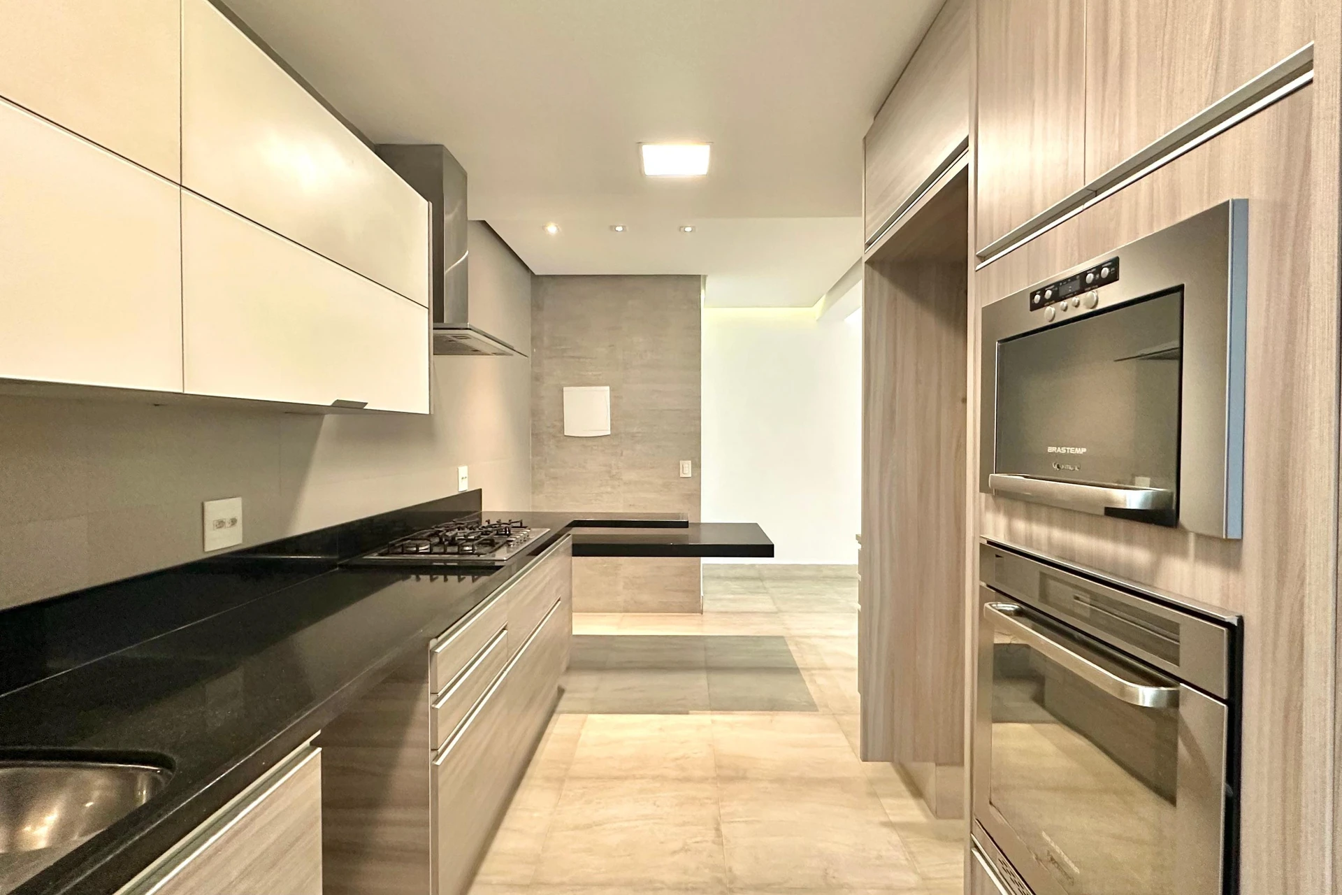 Unfurnished apartment with 2 suites and a balcony — photo 14