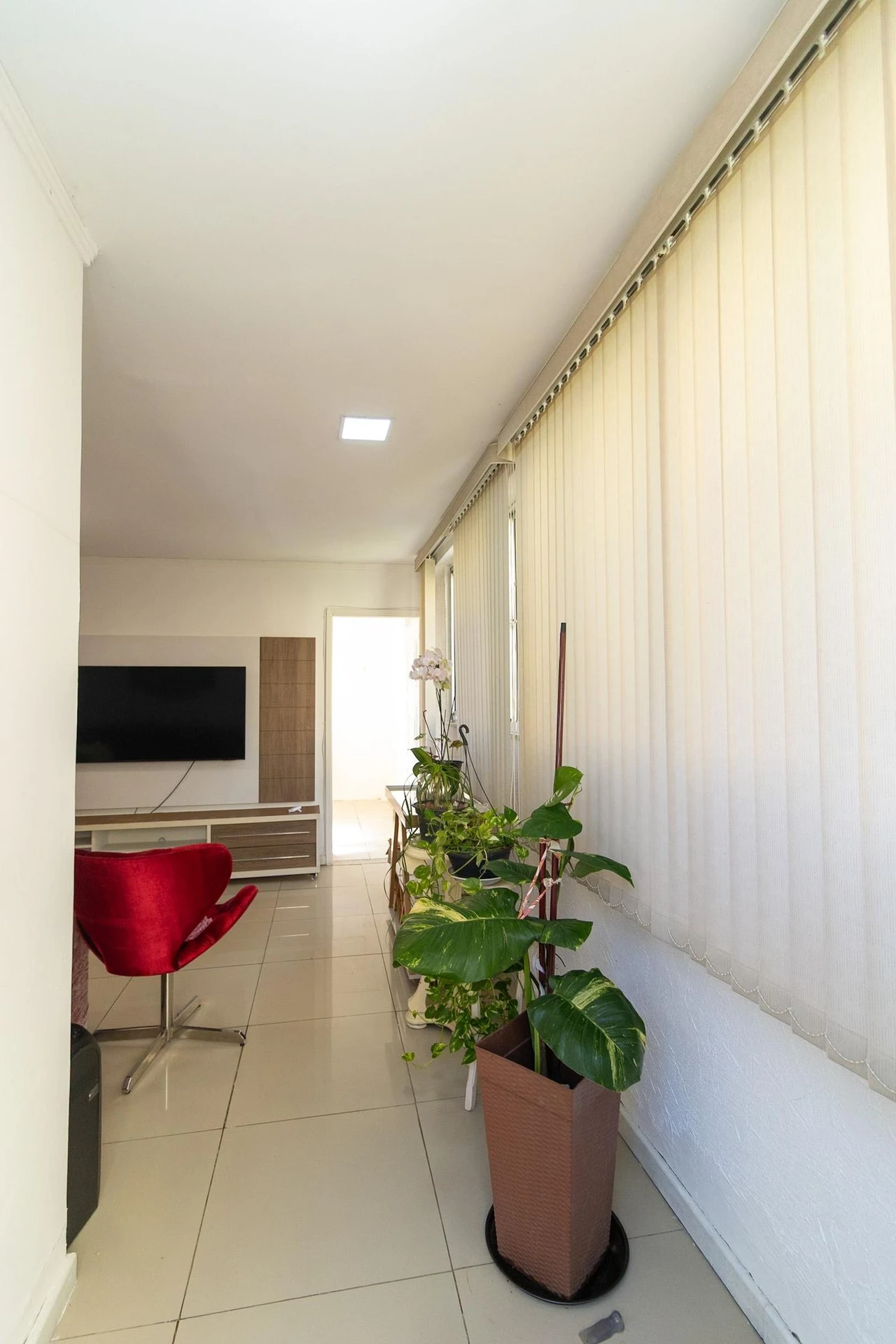 Furnished 4-bedroom apartment with balcony and desk area — photo 14