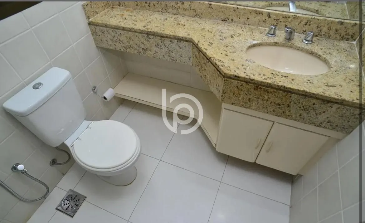 Furnished 1-bedroom apartment with glass-enclosed balcony — photo 25