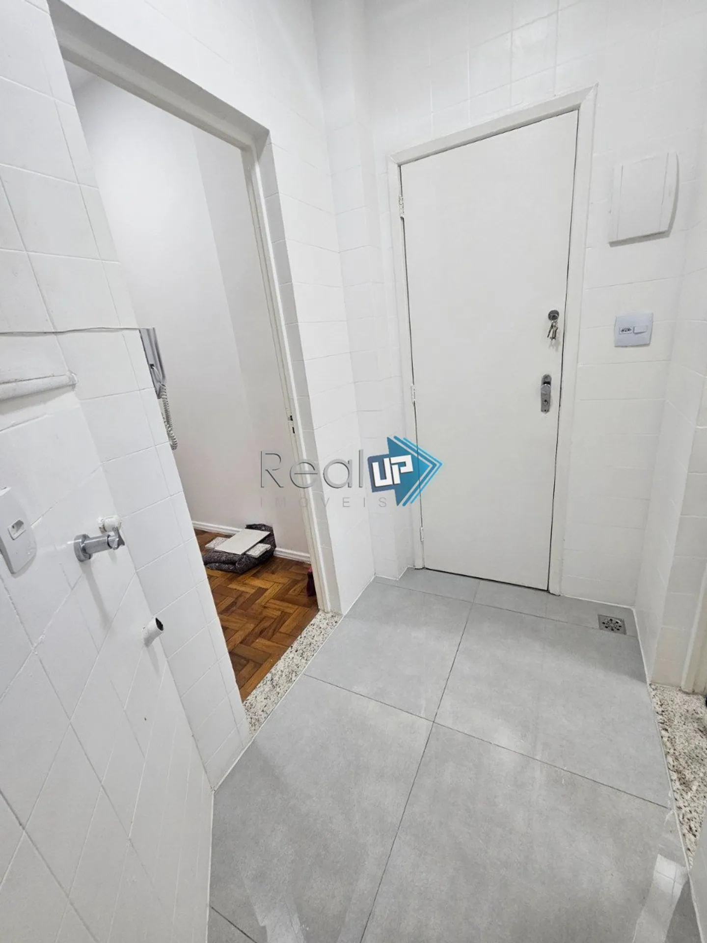 Wood or laminate floors in a 2-bedroom apartment, 68 m² — photo 20