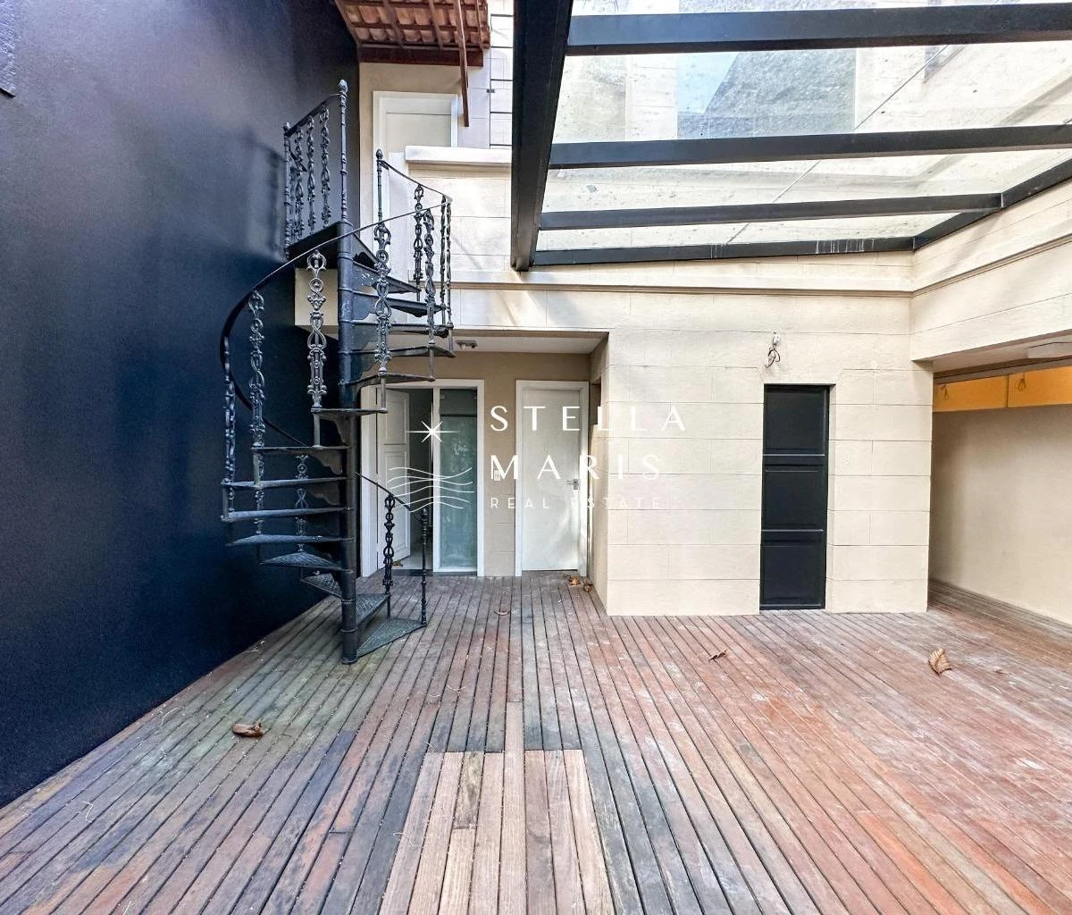 Glass-enclosed balcony in a 5-bedroom house, 402 m² — photo 3