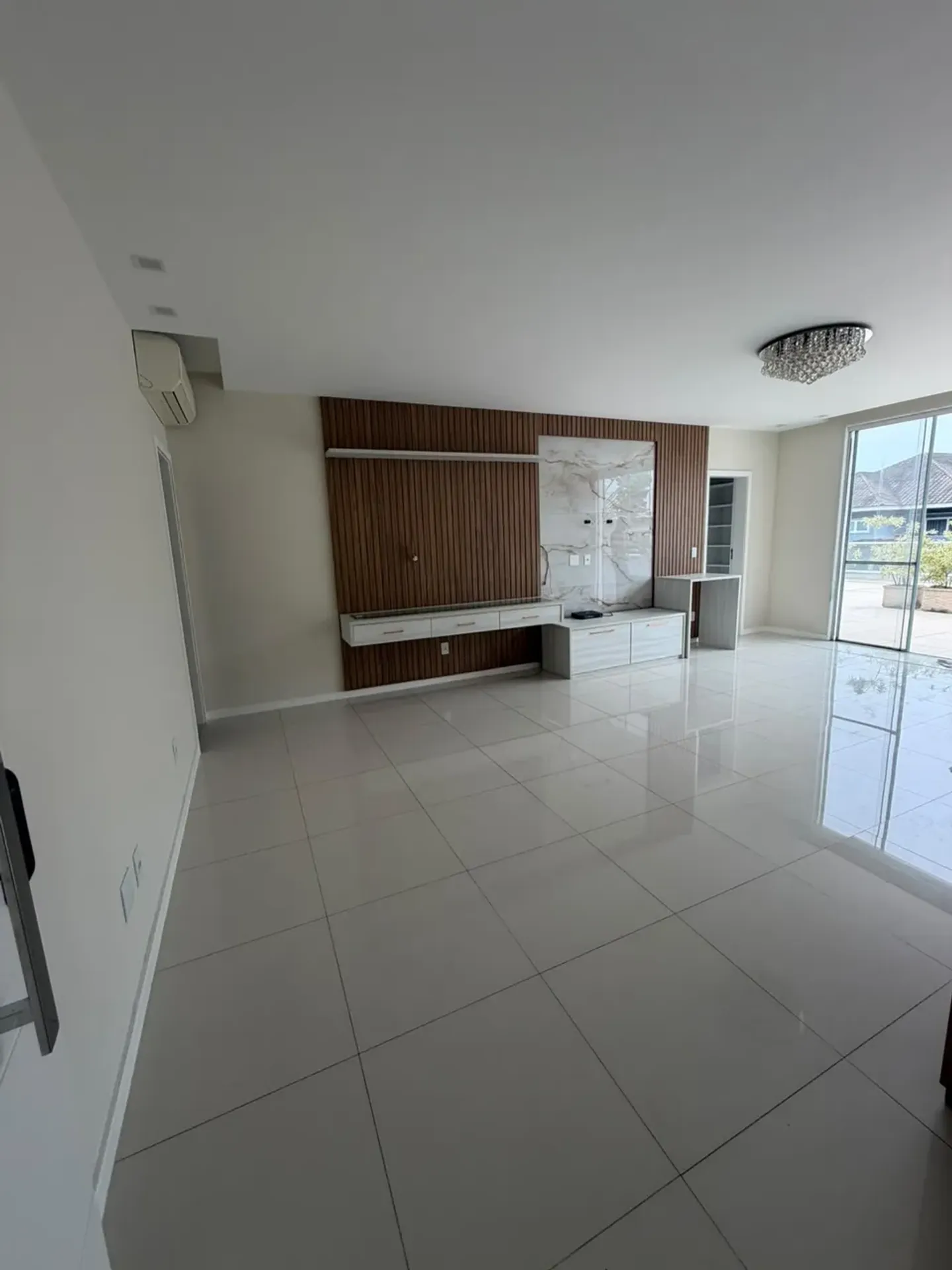 700 m² house with a garden and a bathtub — photo 38