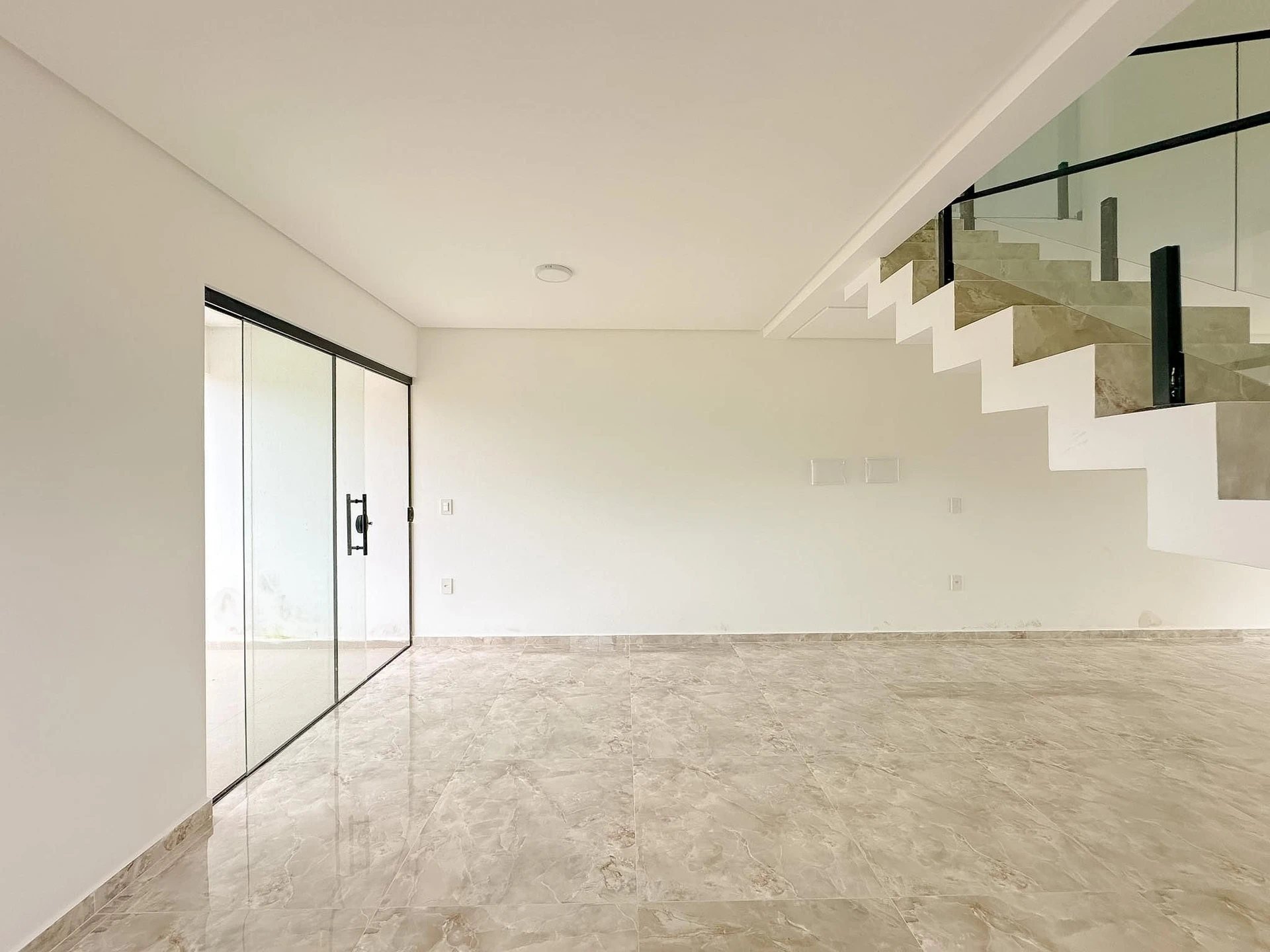 Floor-to-ceiling windows in a 3-bedroom house, 157 m² — photo 30