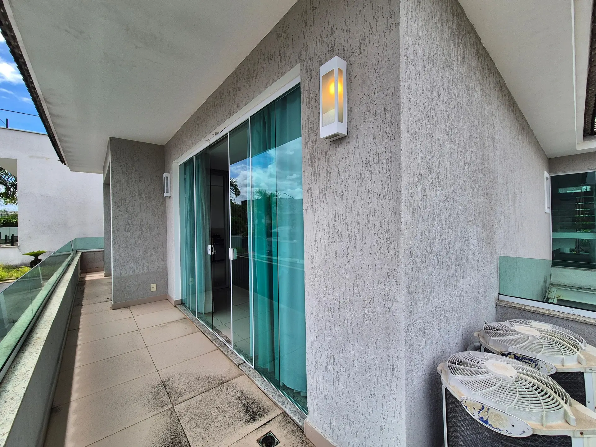 5-bedroom house with floor-to-ceiling windows — photo 8
