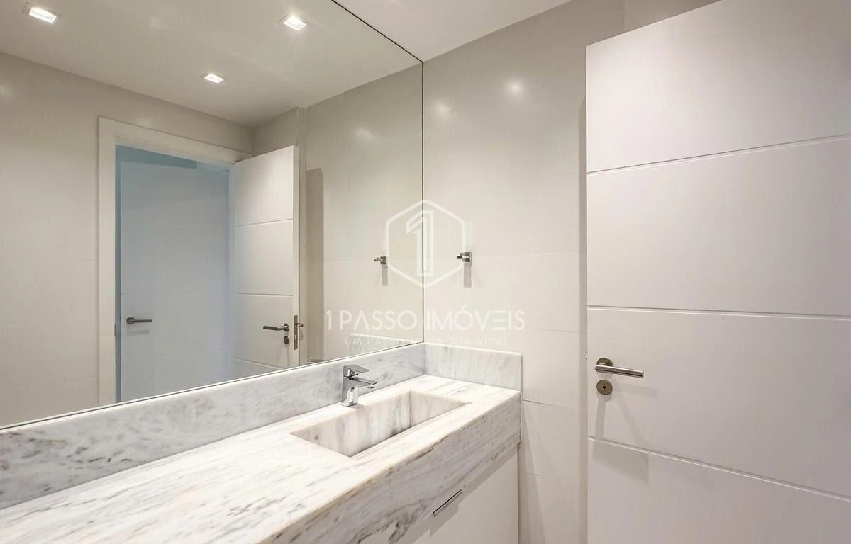 Furnished 140 m² apartment with 3 en-suite rooms and 2 spots — photo 26