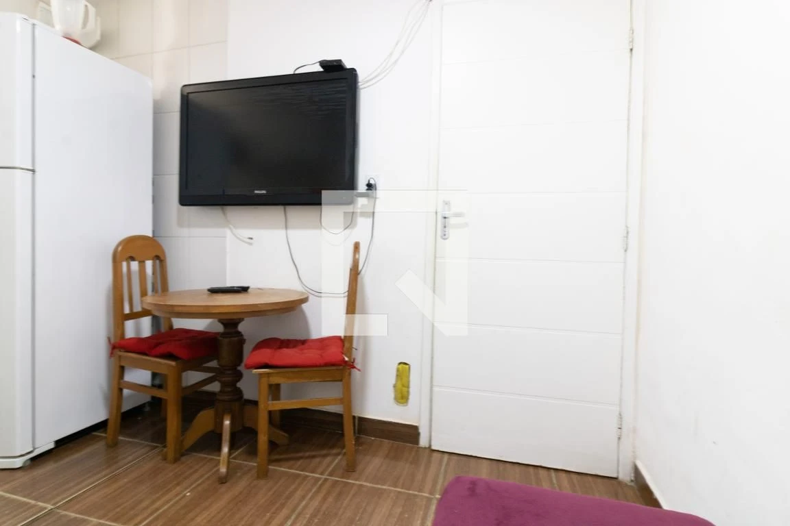 Furnished 2-bedroom apartment with 1 bathroom no parking — photo 2