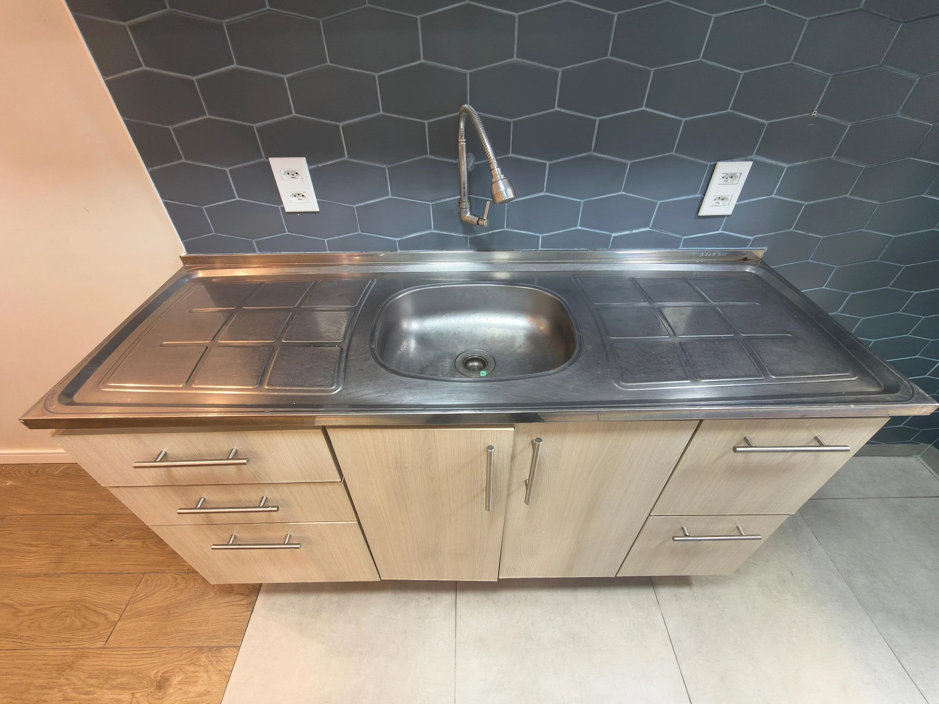 Unfurnished 2-bedroom apartment with a closed kitchen — photo 19