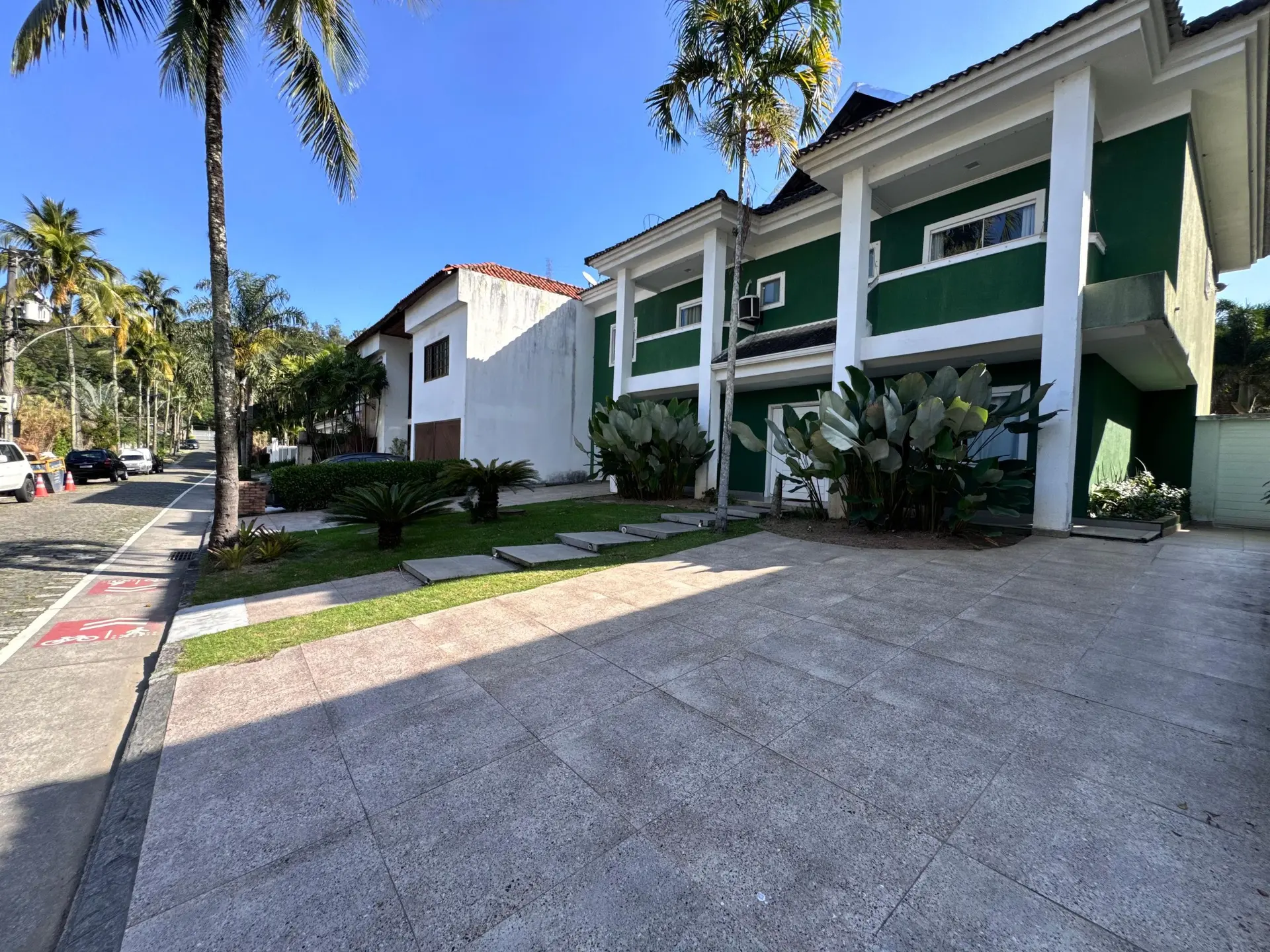 Casa mobiliada com 4 suítes e 6 banheiros