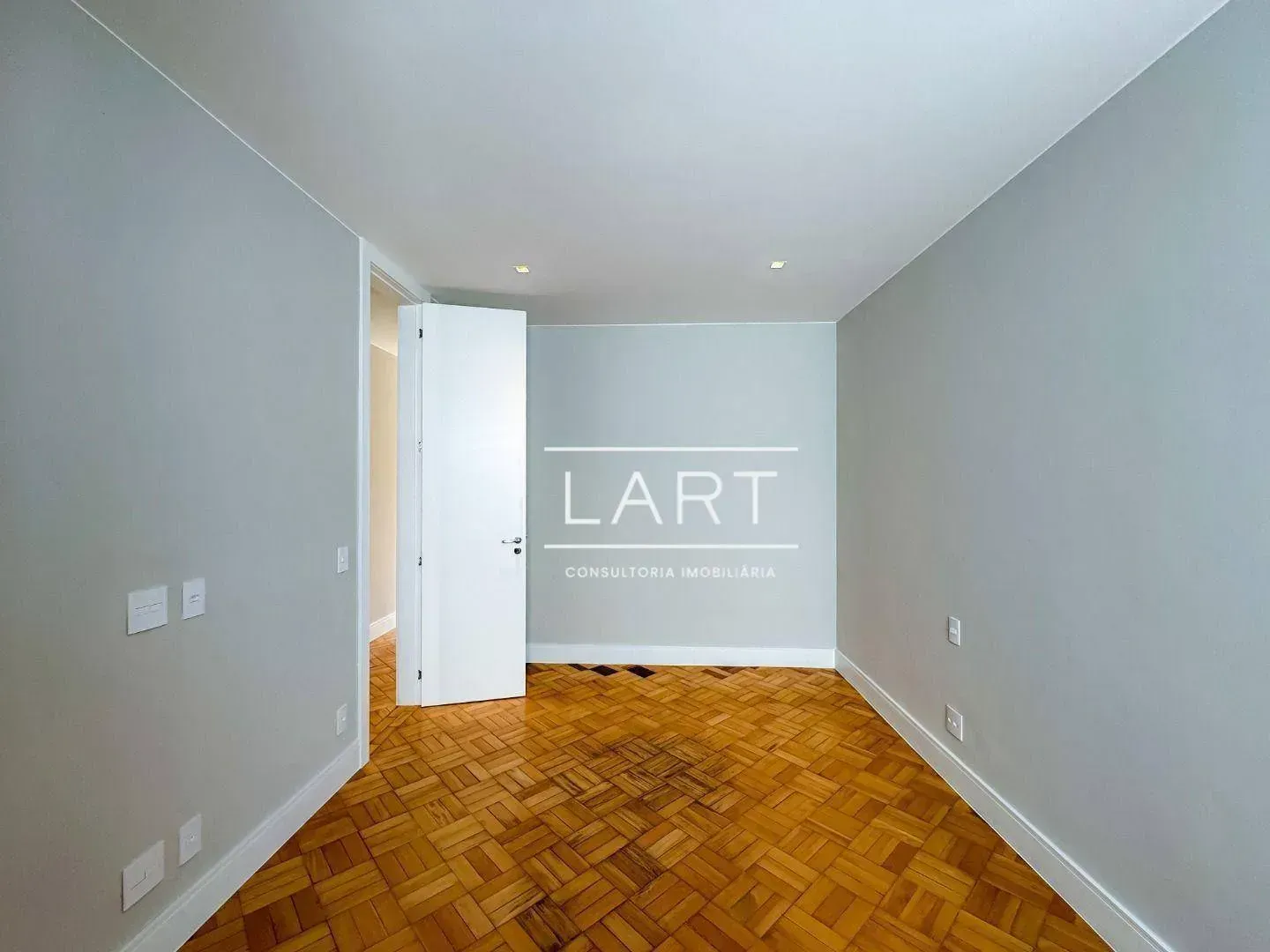 Apartamento com 4 dormitórios e varanda de vidro — photo 26