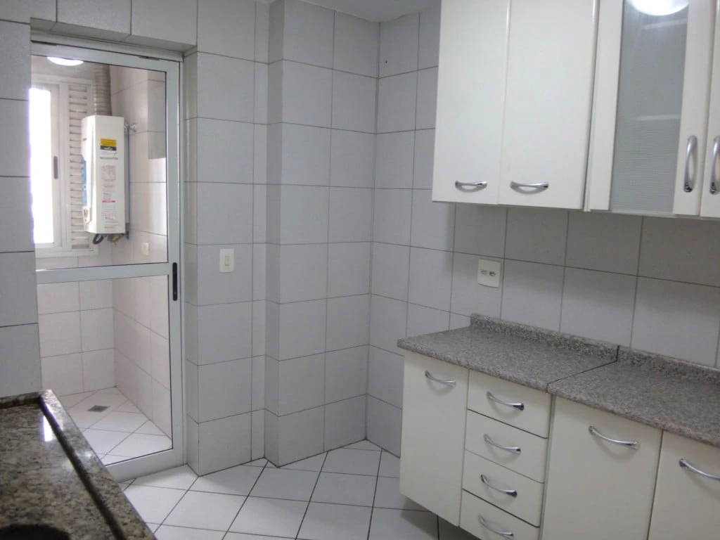 3-bedroom apartment with wood or laminate floors — photo 15