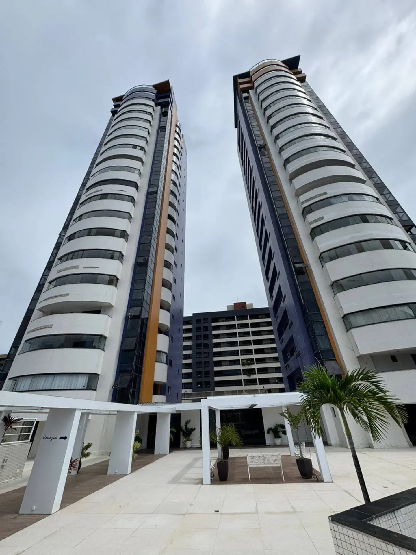 4-bedroom apartment in a building with a pool — photo 11
