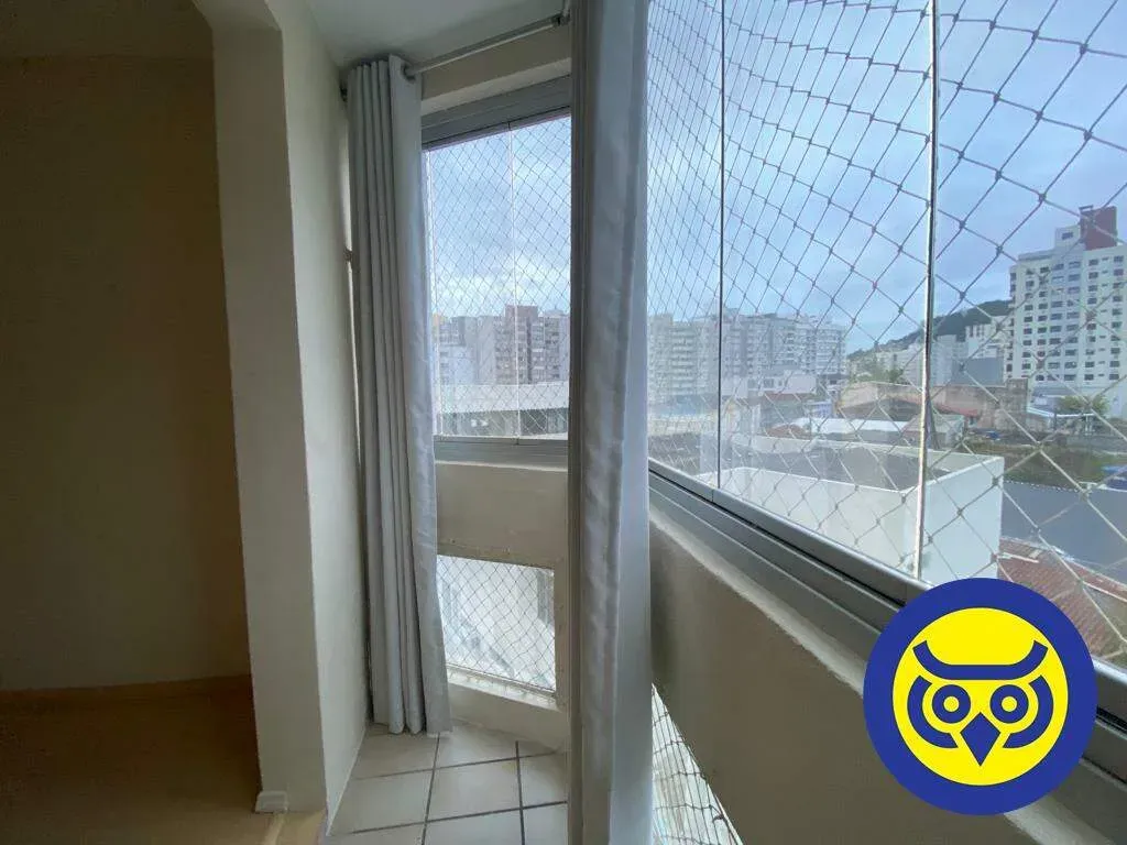 One-bedroom apartment with wood or laminate floors — photo 10