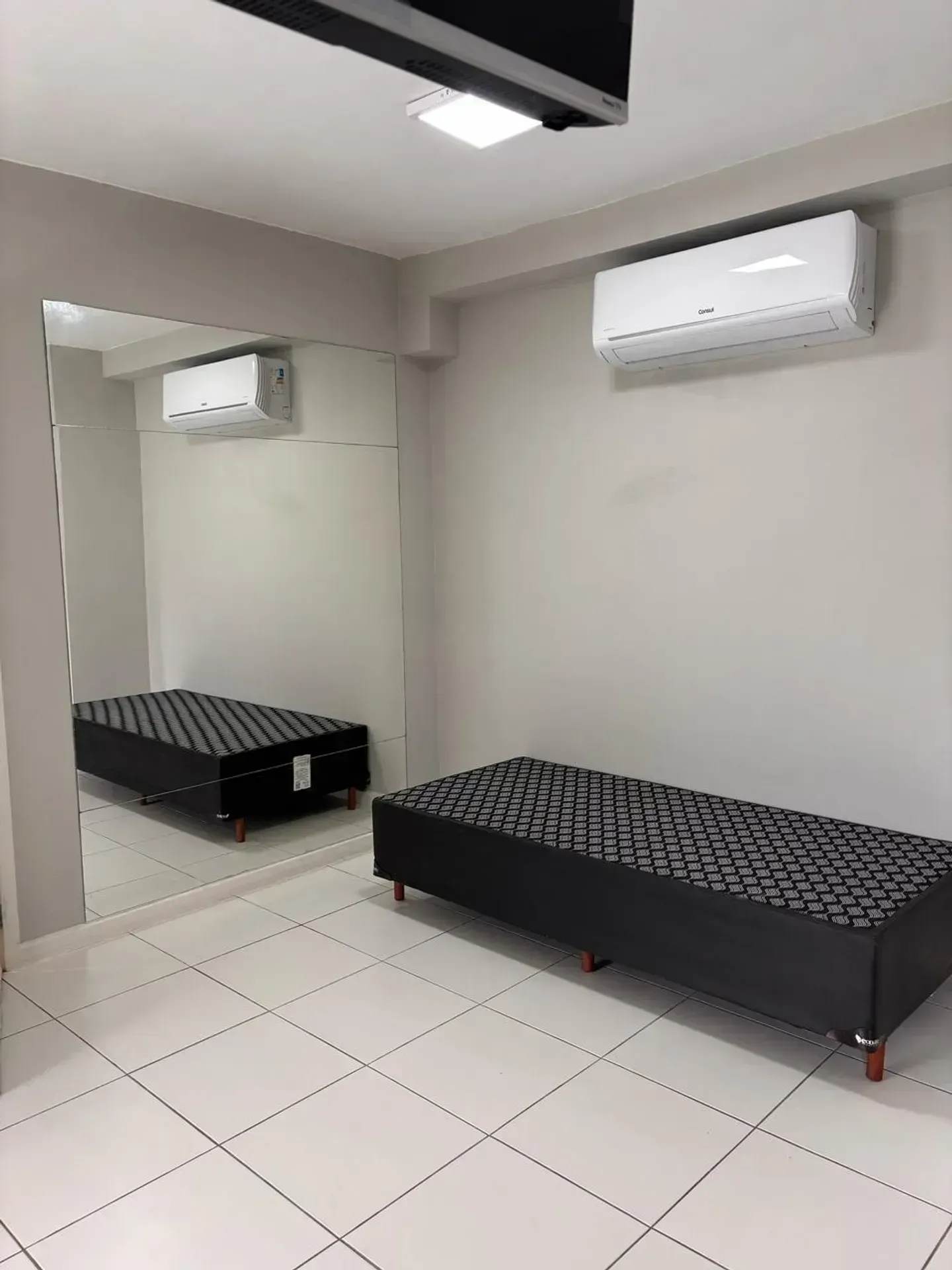 Apartamento com 2 quartos e varanda fechada de vidro — photo 22