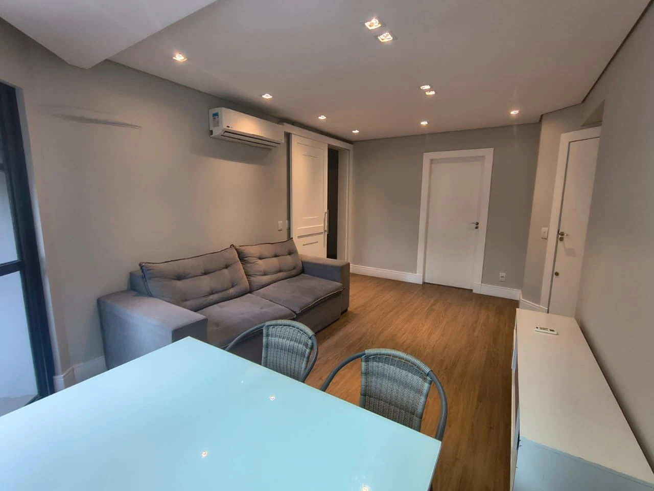 Floor-to-ceiling windows in a 3-bedroom apartment, 90 m² — photo 11