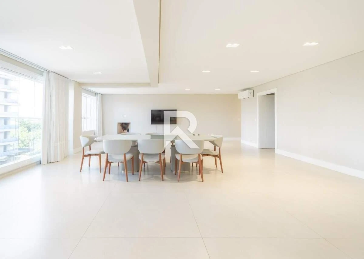 255 m² apartment with a bathtub and a walk-in closet — photo 12