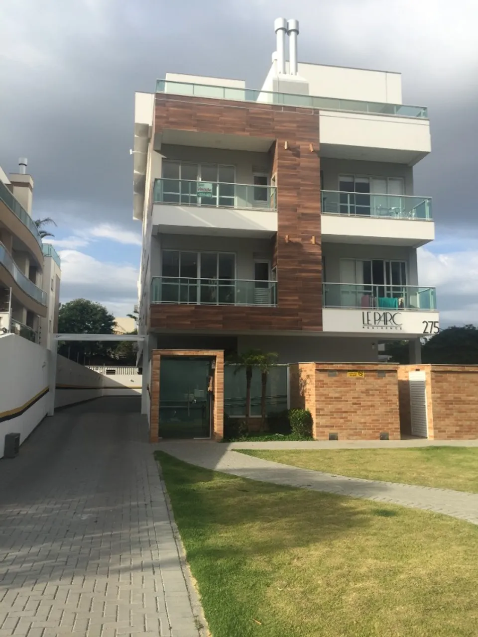 Balcony with a grill in a 2-bedroom apartment, 75 m² — photo 3
