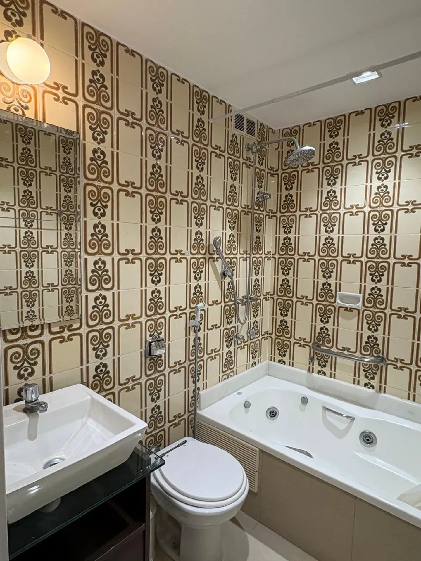 3-bedroom apartment with a bathtub — photo 6