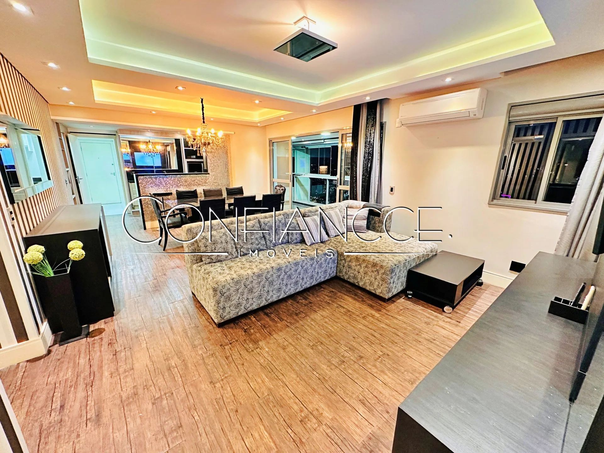 Glass-enclosed balcony in a 3-bedroom apartment, 134 m² — photo 3