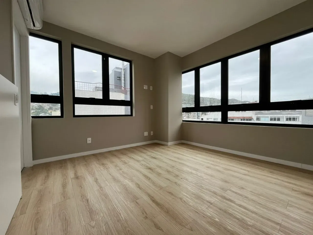 Apartamento de 1 dormitorio con cocina abierta y 58 m² — photo 5