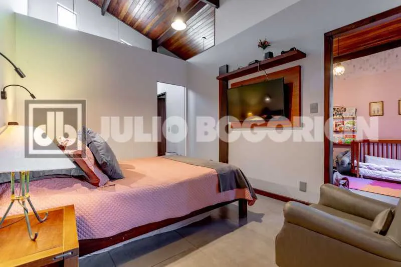 Balcony with a grill in a 5-bedroom house, 392 m² — photo 4
