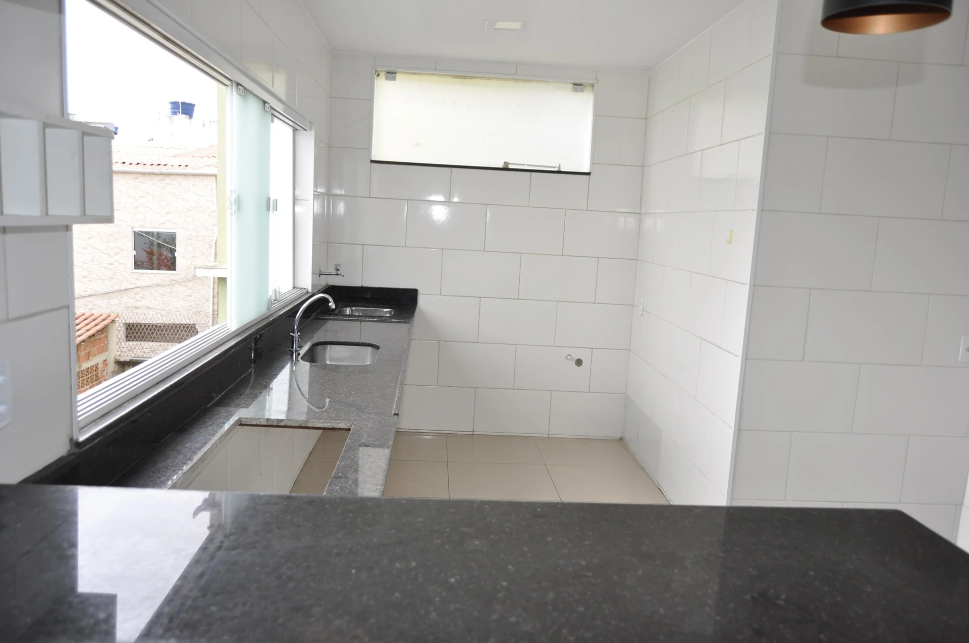 Casa com 3 quartos, varanda e jardim privativo