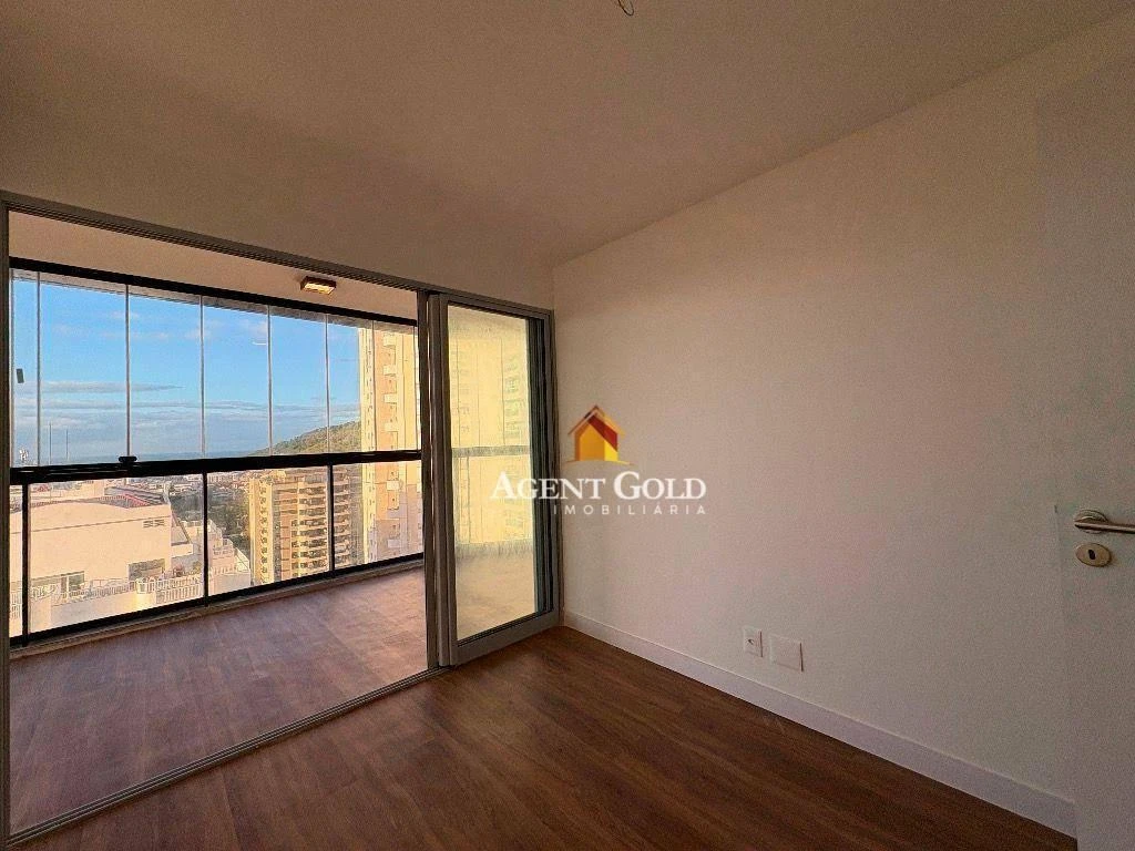 Glass-enclosed balcony in a 3-bedroom apartment, 121 m² — photo 7