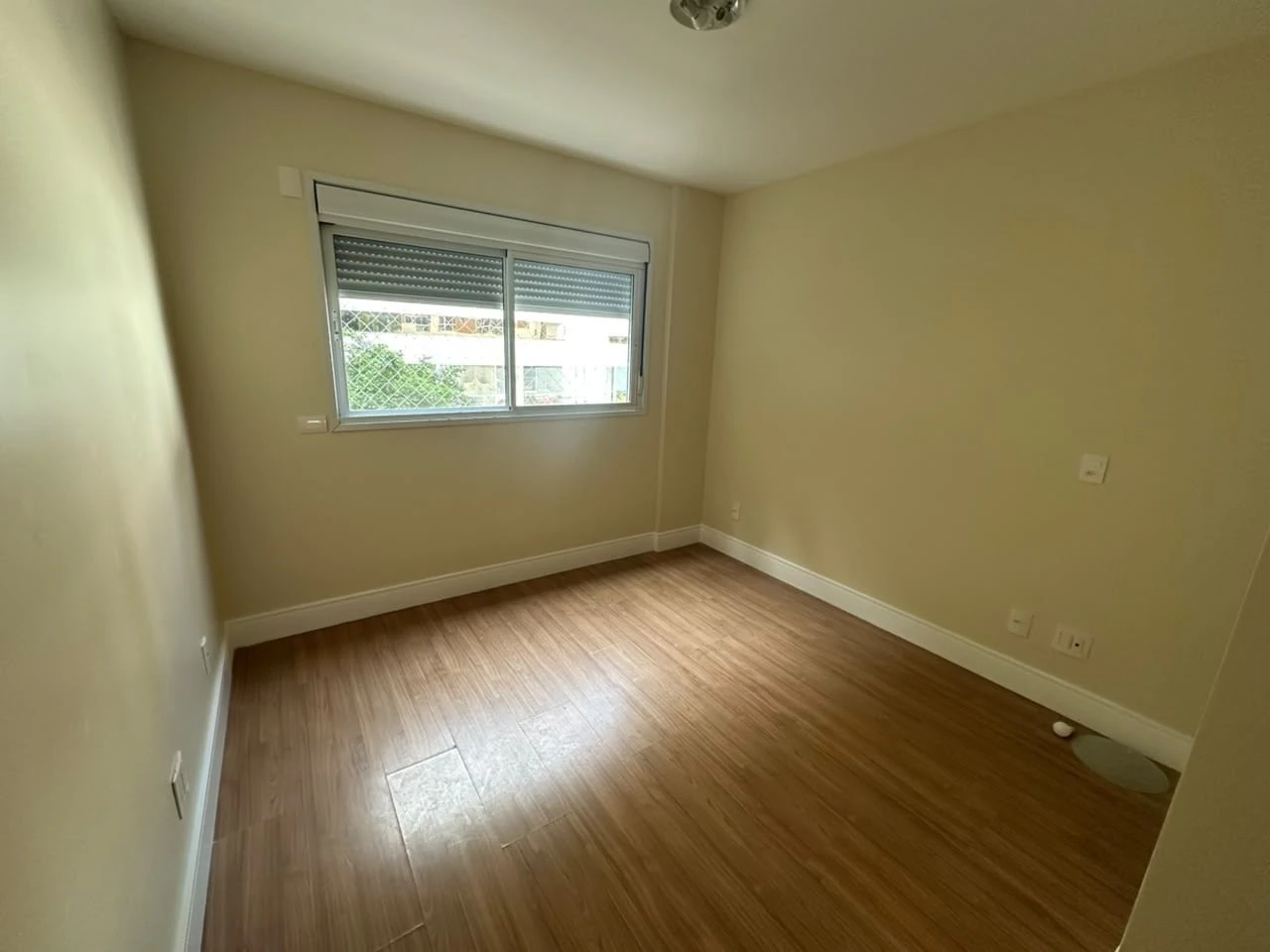 Balcony with a grill in a 4-bedroom apartment, 178 m² — photo 15