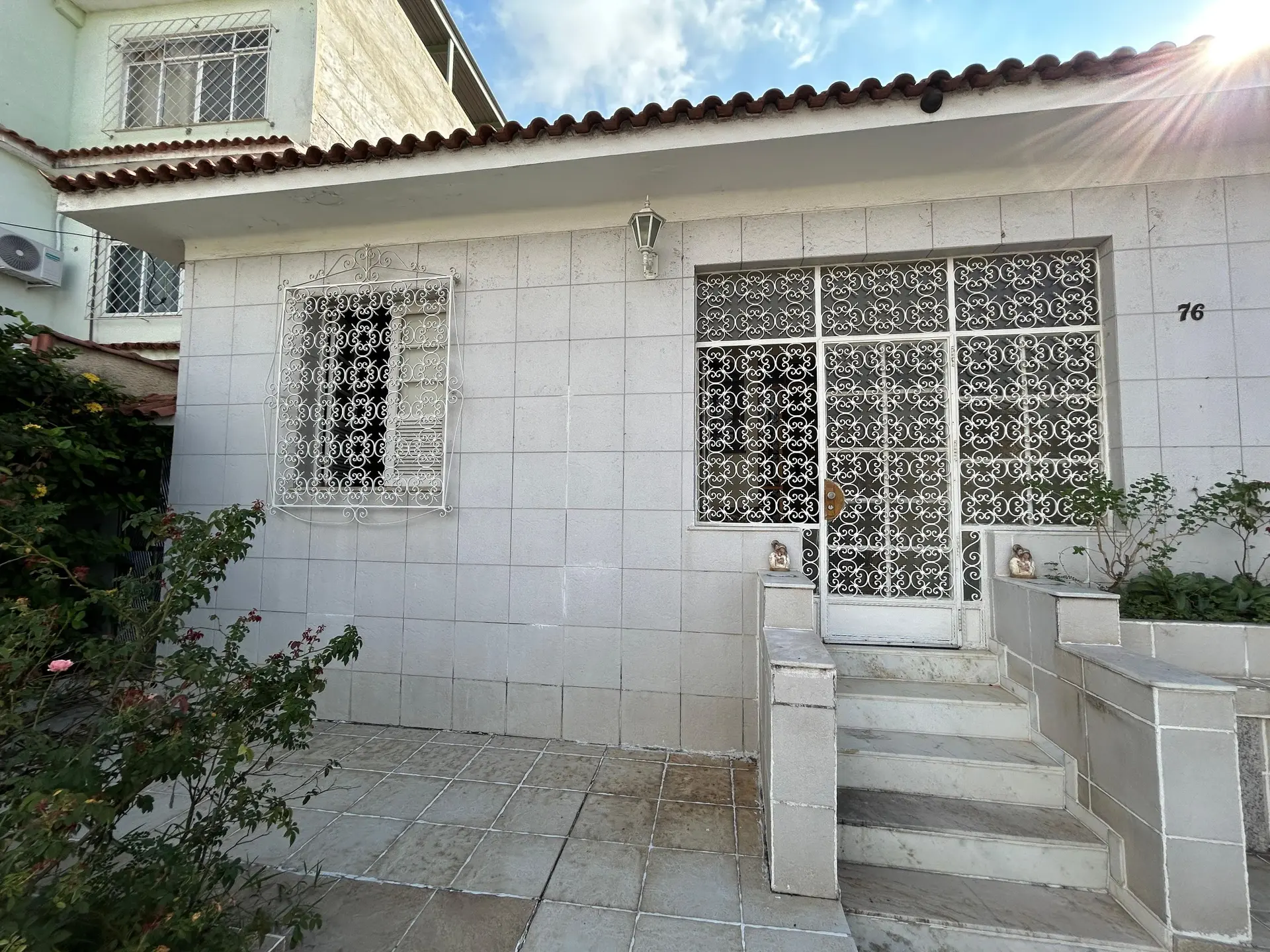 Casa mobiliada com 4 quartos e 2 suítes, bem equipada