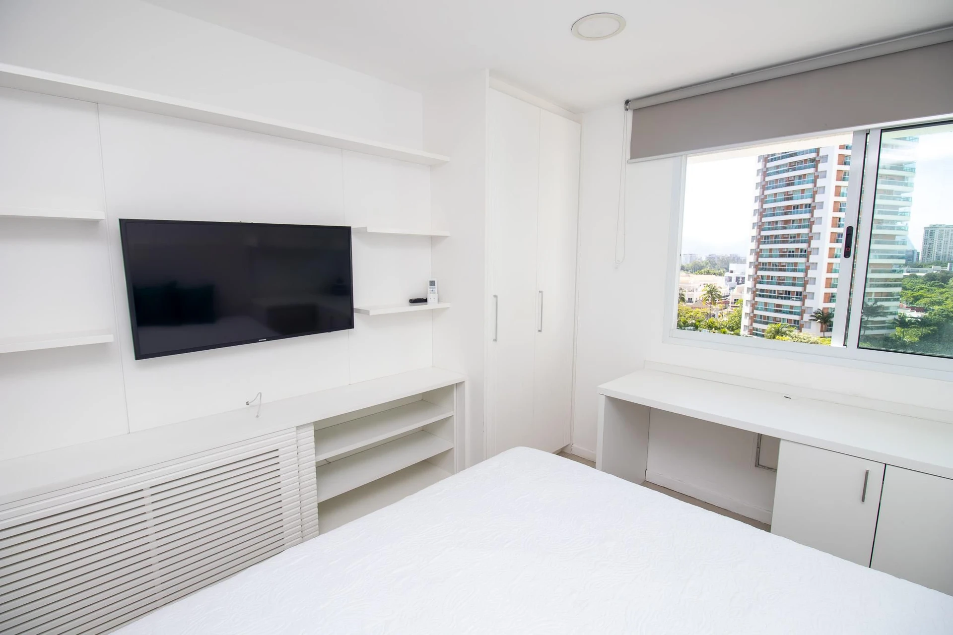 3-bedroom apartment with a glass-enclosed balcony — photo 43