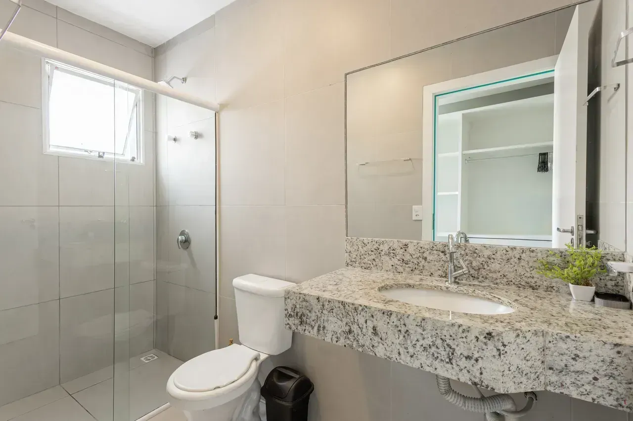 Apartamento de 1 dormitorio con baño en suite y cocina — photo 4