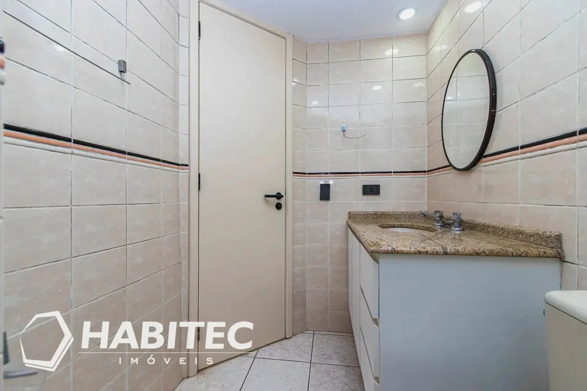 3-bedroom apartment with wood or laminate floors — photo 2