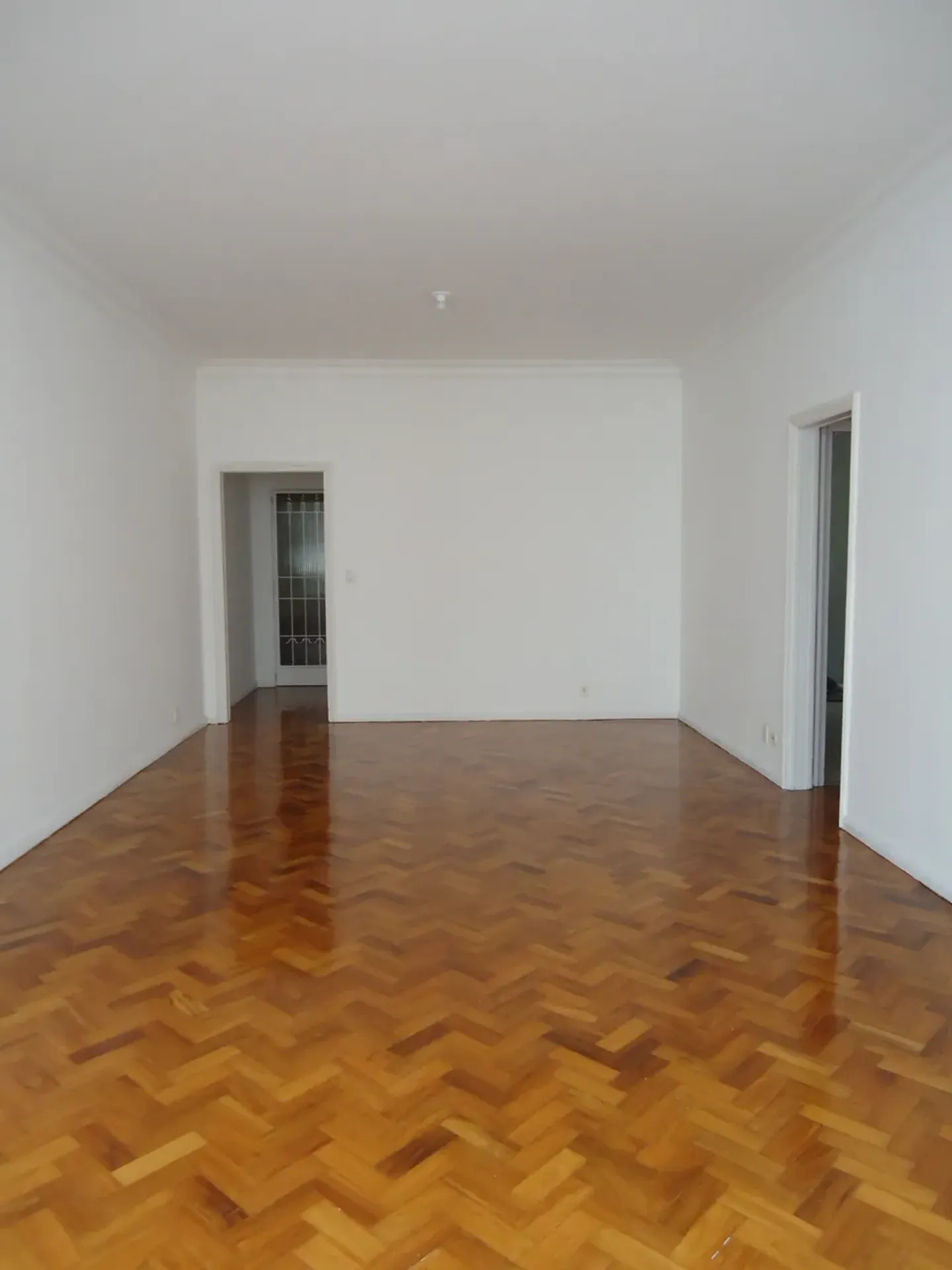 3-bedroom apartment with wood or laminate floors — photo 8