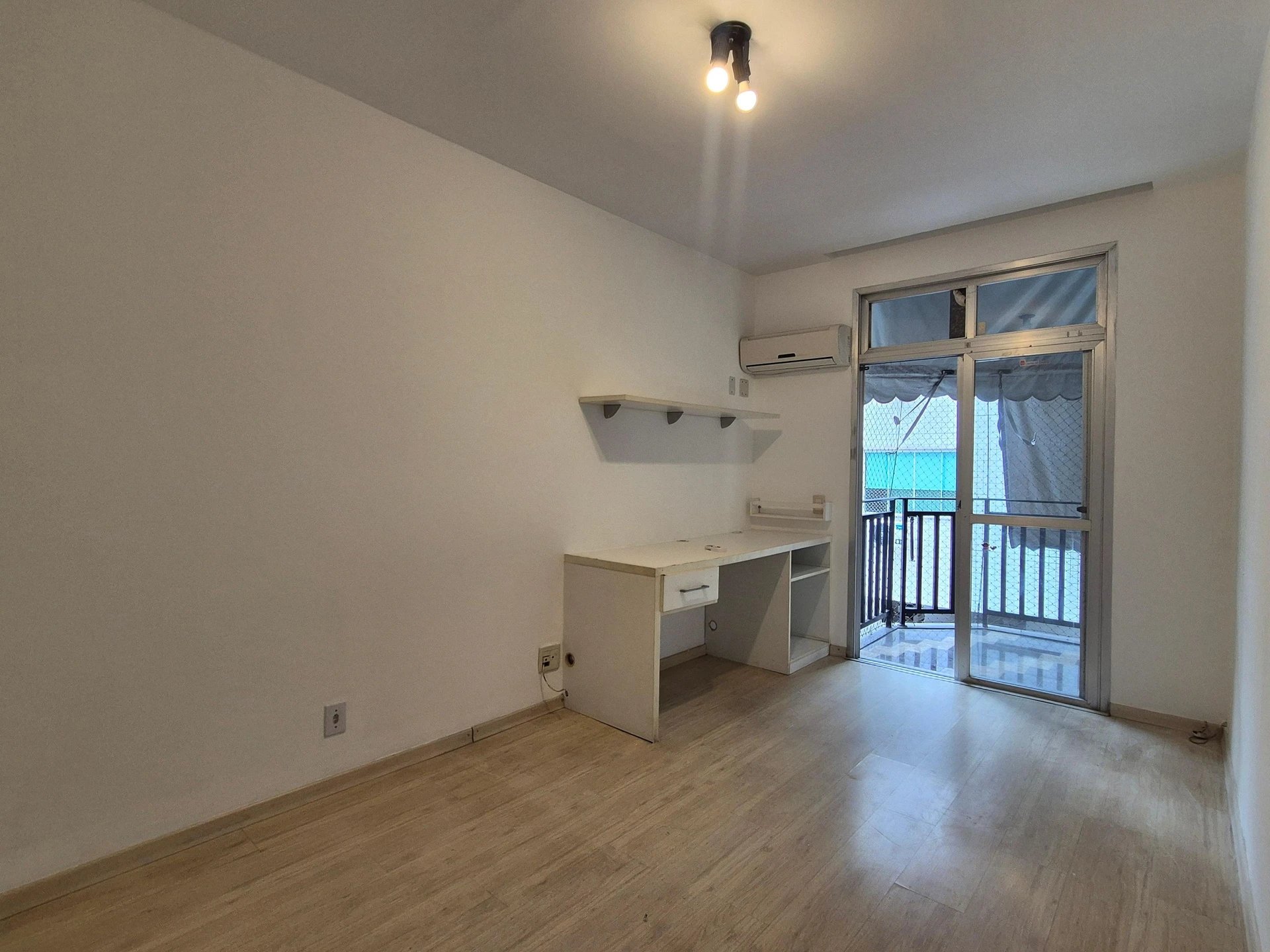 4-bedroom apartment with 3 bathrooms and a balcony — photo 4