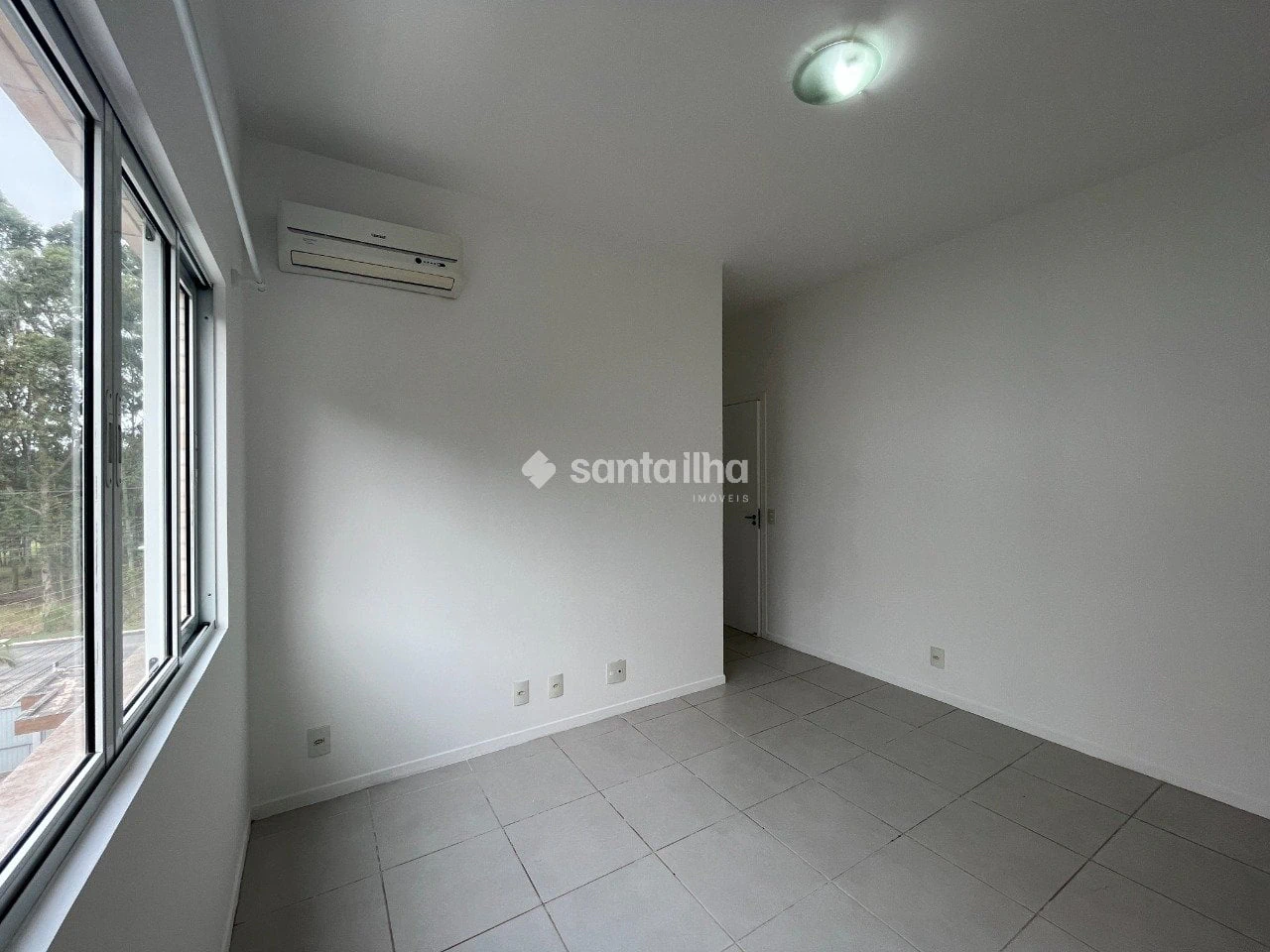 Balcony with a grill in a 2-bedroom apartment, 74 m² — photo 21