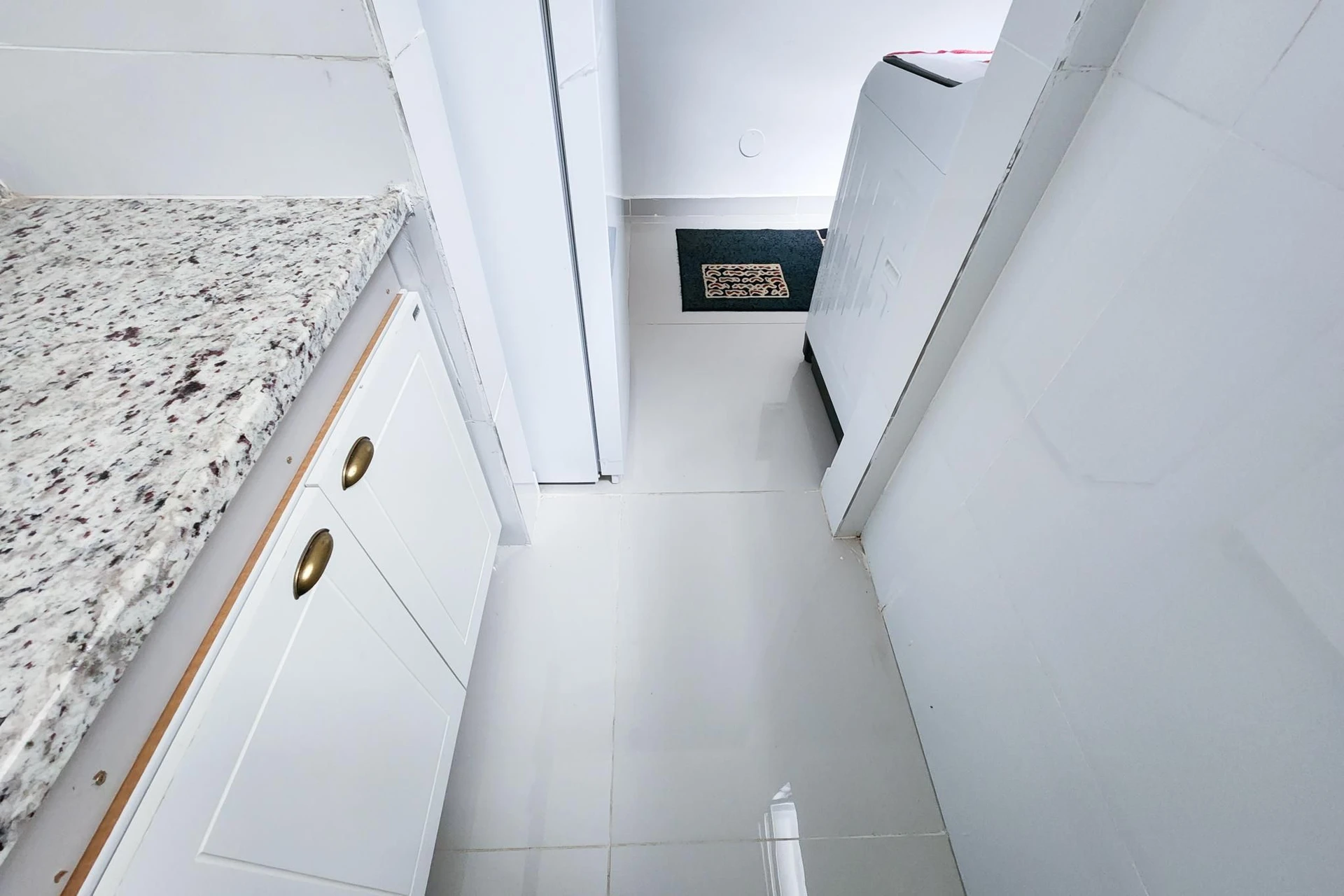 Меблированная студия с 1 спальней и душем из стекла — photo 14