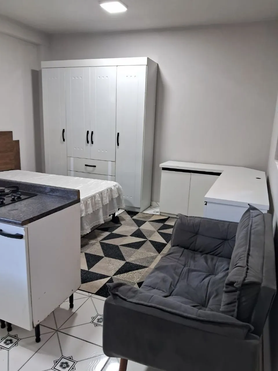 Furnished studio with 1 bedroom and 1 bathroom — photo 7